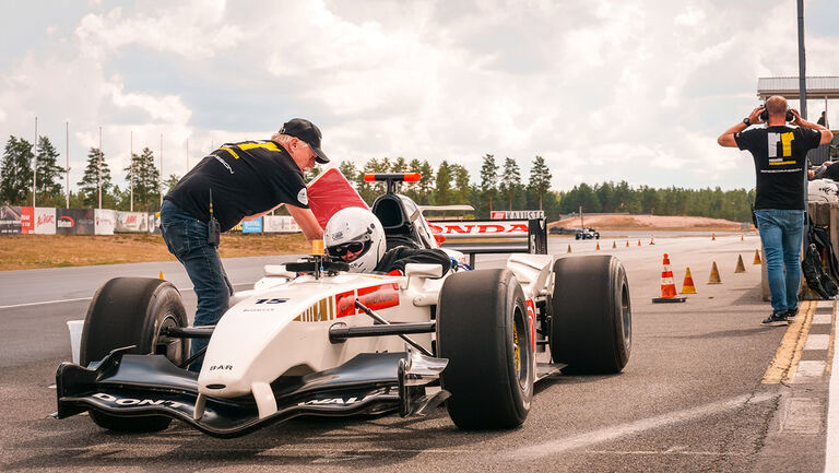 Minna Pulkkinen l&auml;hd&ouml;ss&auml; moottoriradalle testaamaan oikeaa F1 formula-autoa.