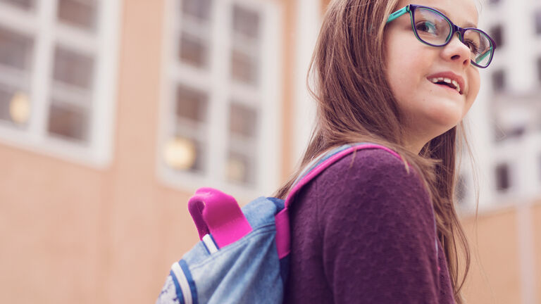 Ensimm&auml;iset silm&auml;lasit innostivat ekaluokkalaisen Miilan lukemisen pariin