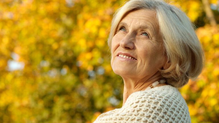 Helmi &Auml;ij&auml;l&auml; kuunteli sukulaisten kokemuksia: kaihileikkauksen j&auml;lkeen maailma kirkastui