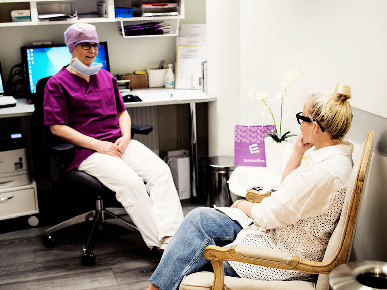 enna K&auml;m&auml;r&auml;inen k&auml;vi laserleikkauksessa Helsingin silm&auml;sairaalassa yhteisty&ouml;n merkeiss&auml;