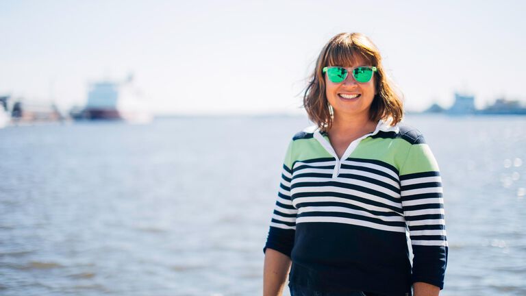 Kirsi Kettunen pakkaa polarisoidut aurinkolasit ainutlaatuiselle purjehdusmatkalle