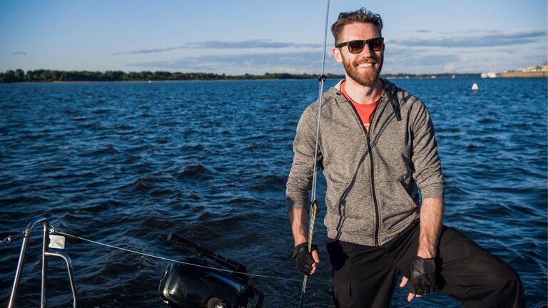 Polarisoivat aurinkolasit est&auml;v&auml;t heijastukset