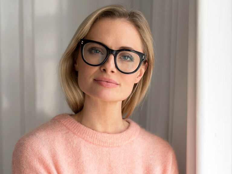 "Silm&auml;lasit tuntuivat aina olevan tiell&auml;, ja piilolinssit tekiv&auml;t silmist&auml;ni kuivan tuntuiset."