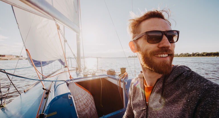 Aurinkolasit veneilyyn