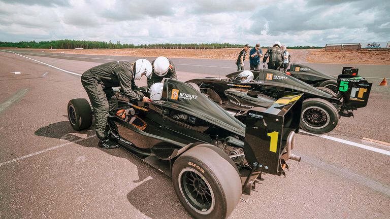 P&auml;iv&auml; Valtteri Bottaksen kanssa: Silm&auml;asema ja Police j&auml;rjestiv&auml;t uniikin F1-tapahtuman Alastarolla